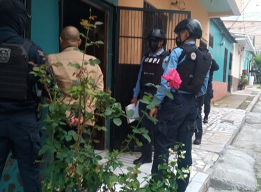 Detienen a un fiscal hondureño acusado de ordenar la muerte de su esposa