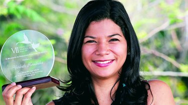 La mujer que creó el logotipo de la Cumbre