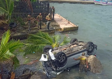 Rescatan a ocupantes de automóvil que cayó al mar en Portobelo, provincia de Colón 