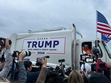 Trump llega a un mitin en un camión de basura tras la crítica de Biden