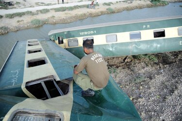 Sube a 30 el número de muertos y 80 heridos por un accidente de tren en Pakistán