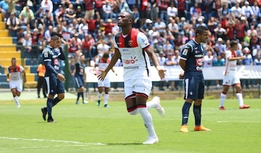 Abdiel Arroyo marca en el triunfo del Alajuelense