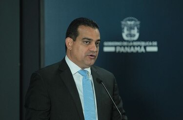 Ministro Carles  habla de política en rendición de cuentas 