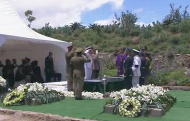 Madiba sepultado en su poblado natal de Qunu
