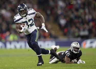 Seahawks aplastan a Raiders y Carr sale lesionado