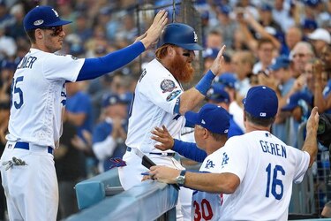 Dodgers a un triunfo de la Serie Mundial tras vencer a los Cerveceros