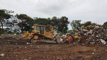 Realizan saneamiento del vertedero de Los Santos