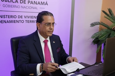 Ministro Paredes dijo que le llamó la atención al funcionario que amenaza con represalias a los que no le den ‘like’ a sus publicaciones, pero no habrá sanciones 