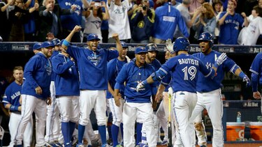 Azulejos vencen a Rangers en un loco quinto juego y avanzan