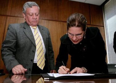 Toma posesión alcaldesa de Bogotá tras ser nombrada por Santos