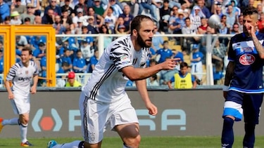 Juventus domina con doblete de Higuaín; Roma empata en casa