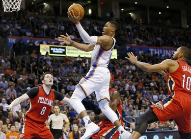 Spurs siguen con buen paso, Harden y Westbrook brillan