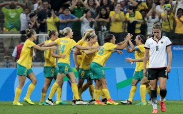 Alemania salva los papeles al empatar 2-2 con Australia