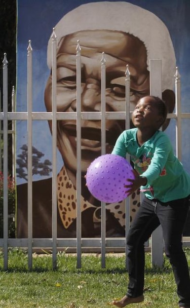 Mandela 'está mucho mejor', según Zuma