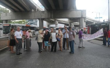 Jubilados insisten en aumento de 50 dólares