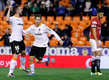 Valencia avanza con sufrimiento en Copa del Rey