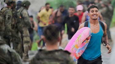 Las impactantes imágenes del cruce de más de 50,000 migrantes de Marruecos a España por la frontera de Ceuta