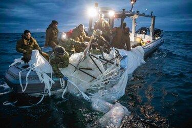 Armada de Estados Unidos publica fotos de los restos que ha recuperado del globo chino
