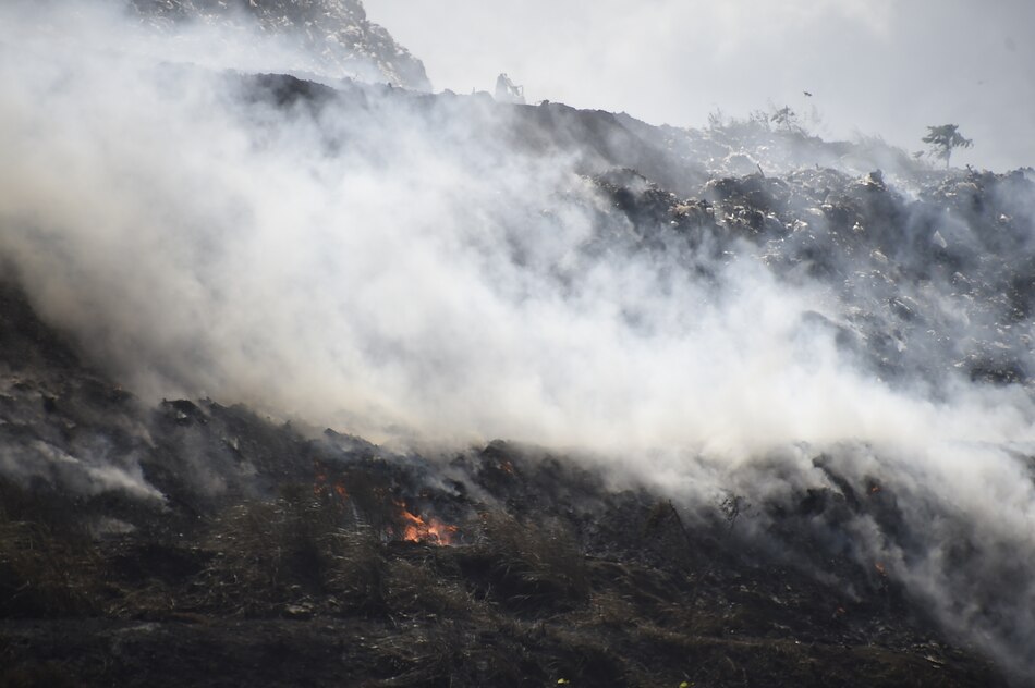 Cerro Patacón: emiten aviso de vigilancia por humo tóxico; el incendio todavía no está controlado en su totalidad