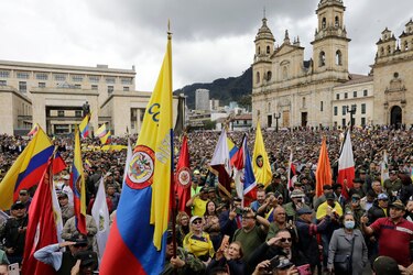 Miles de militares y policías retirados protestan en contra del Gobierno de Petro por las políticas de seguridad
