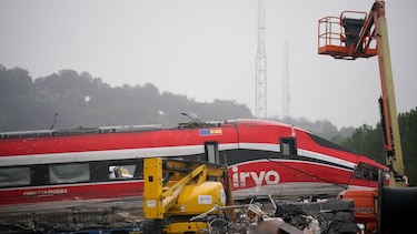 Cómo el tren de alta velocidad de España pasó de ser un modelo a sufrir dos accidentes el mismo año