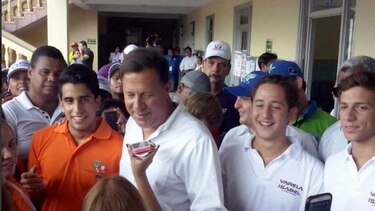 Varela recorre colegios Belisario Porras y La Salle