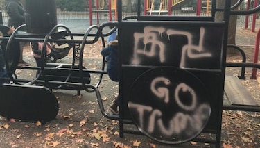 Vandalizan parque de Nueva York con esvásticas y mensajes pro-Trump
