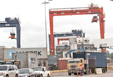Fijan nuevas tarifas de carga terrestre en contenedores