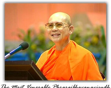 Tailandia: Policía busca a monje que malversó $40 millones; 3 mil funcionarios rodean templo