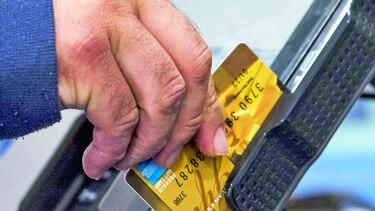 Comercios no pueden imponer cargos adicionales ni fijar monto mínimo con tarjetas de crédito