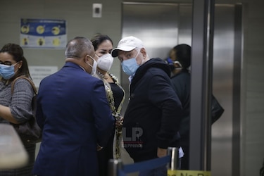 Martinelli no declara por Odebrecht, pero revisa el expediente; la fiscalía impone medidas cautelares