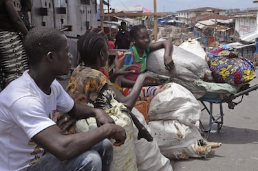 Trasladan de Sierra Leona a Reino Unido al primer británico afectado por ébola