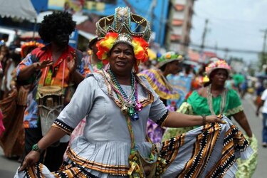 Desfile por el Día de la Etnia Negra Nacional