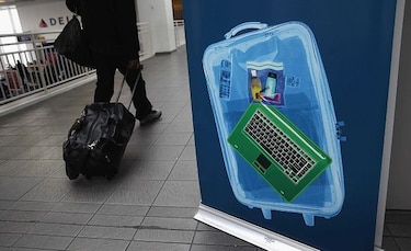 Estados Unidos refuerza seguridad para aerolíneas, pero excluye veto a computadoras