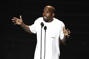 Kanye West sorprende al manifestar su apoyo a Trump en un concierto