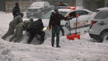 La potente tormenta 'Snowzilla' sepulta al este de EU bajo la nieve