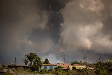 Primeros vuelos cancelados por erupción del volcán de las islas Canarias