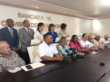Diputados de CD acusados de traición buscan asegurar su postulación