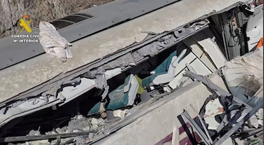 Cómo ocurrió el accidente y otras 4 preguntas clave sobre el fatal descarrilamiento y choque de trenes en España