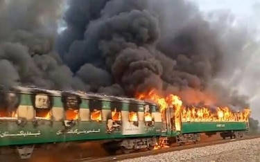 Al menos 65 muertos en incendio de un tren en Pakistán