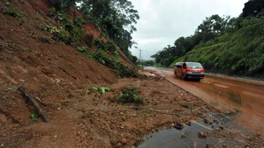 Por las lluvias suspenden trabajos en la vía Transístmica en Colón