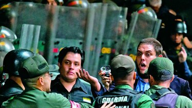 Desalojan a diputados que exigían el revocatorio