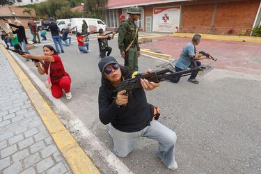 Maduro ordena crear comandos de defensa en caso de ‘lucha armada’ ante despliegue de Estados Unidos