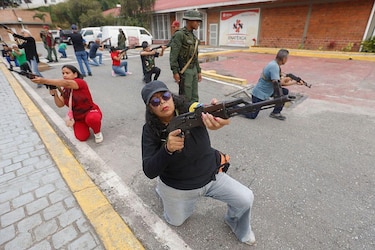 Maduro ordena crear comandos de defensa en caso de ‘lucha armada’ ante despliegue de Estados Unidos