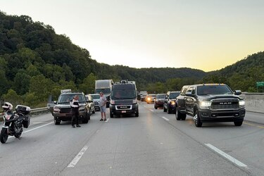 Buscan en Kentucky a un hombre armado que disparó a varias personas en una autopista