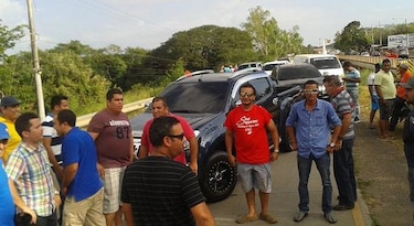 Protestan sobre el puente del río La Villa por aumento en el registro único vehicular
