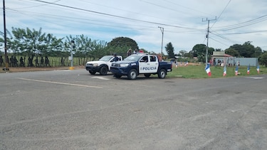 Policías reabren paso vehicular debajo del puente de Santiago de Veraguas