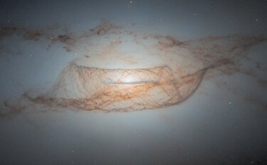 Hubble capta una galaxia polvorienta parecida a una telaraña