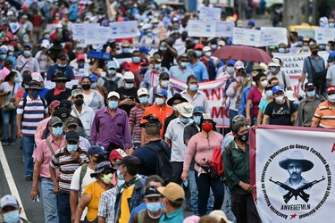 Manifestaciones en El Salvador contra el uso de bitcoin 
