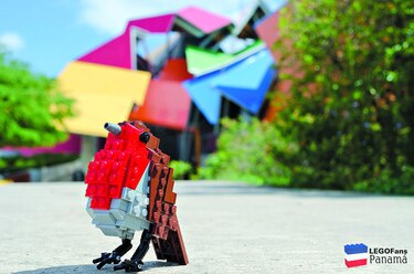 Exhibición de aves de Lego en el Biomuseo